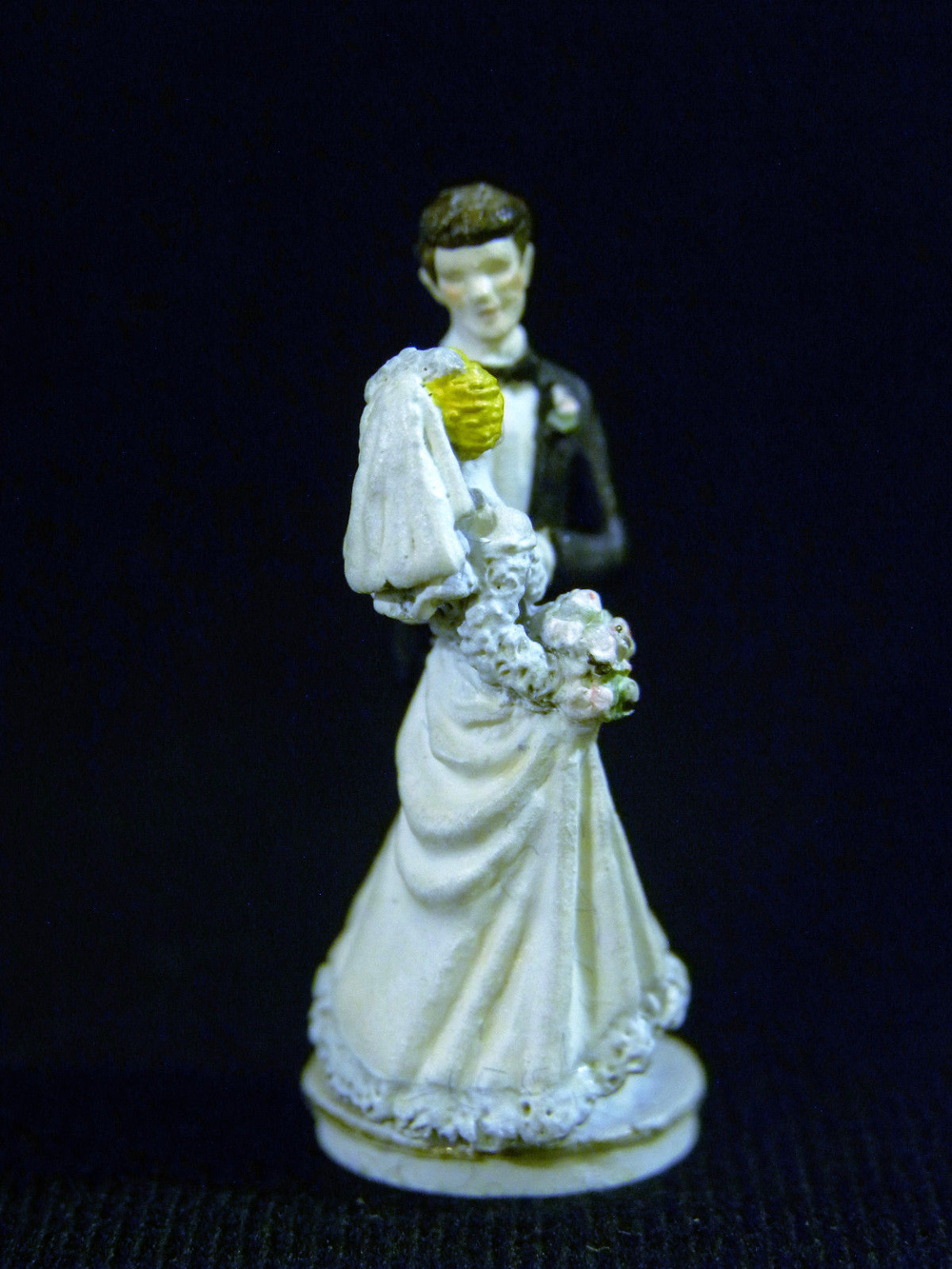 miniature bride and groom figures